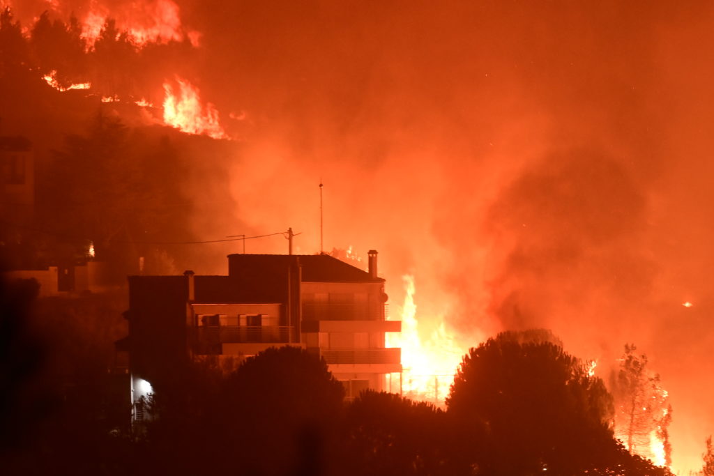 Πύρινος εφιάλτης στην Αττική: Πέρασε στην Πεντέλη η φωτιά από τον Βαρνάβα – Εκκενώνονται οικισμοί και νοσοκομεία