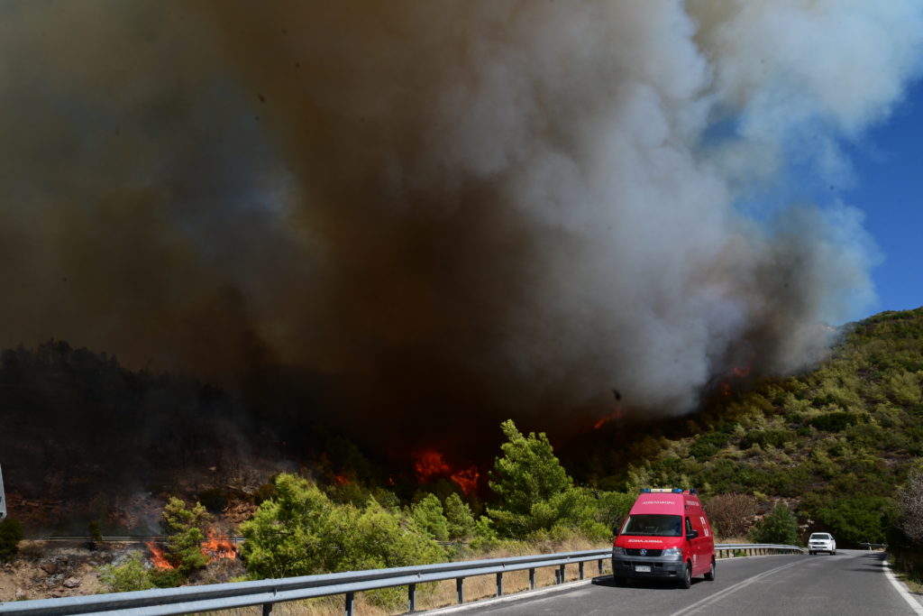 Εκτός ελέγχου η φωτιά στην Αττική: Μέτωπα σε Πεντέλη, Γραμματικό – Εκκένωση σε Ντράφι, Διώνη, Δαμάρασι, Νταού Πεντέλης, Καλλιτεχνούπολη