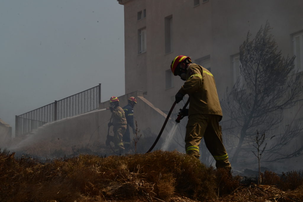 Φωτιά τώρα στα Καλύβια Θορικού