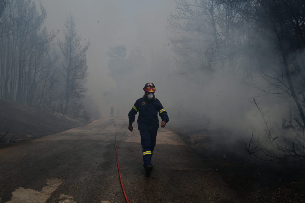 Επιτελικό παρανάλωμα: «Κόψανε» συμβασιούχους πυροσβέστες για «1, 2 ή 3 κιλά»