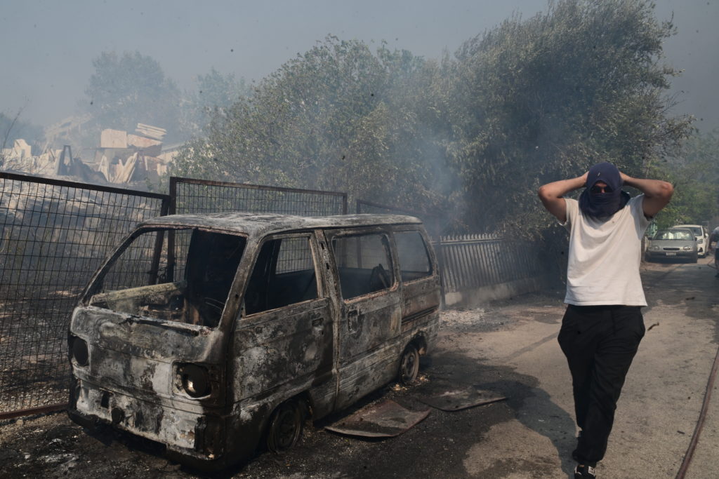 Φωτιά στην Αττική: Συγκέντρωση ειδών πρώτης ανάγκης σε δήμους της Αττικής