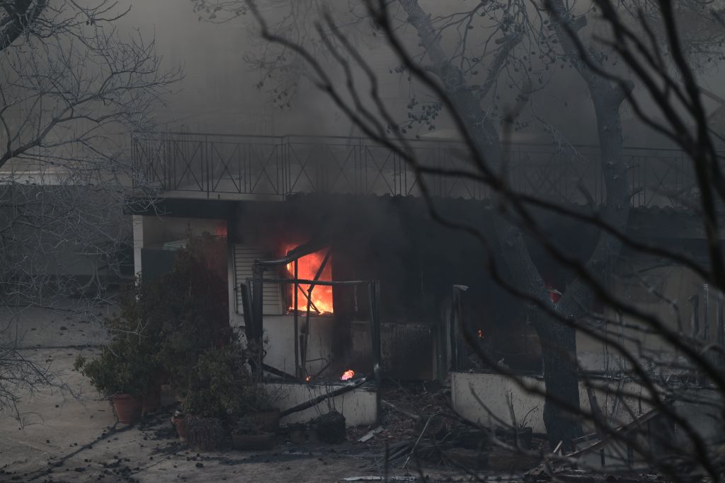 Φωτιές στην Αττική: Χάος, καμμένα σπίτια και μία γυναίκα νεκρή σε επιχείρηση – Η πυροσβεστική διέψευδε τις πληροφορίες για αγνοούμενο