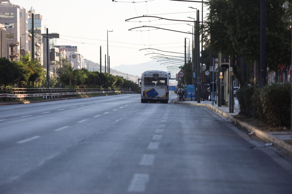 Έρημη πόλη η Αθήνα τον Δεκαπενταύγουστο –  Άδειοι οι δρόμοι (Photos)