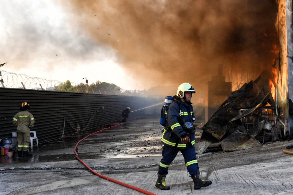 Φωτιά τώρα σε αμαξοστάσιο στη Μάνδρα