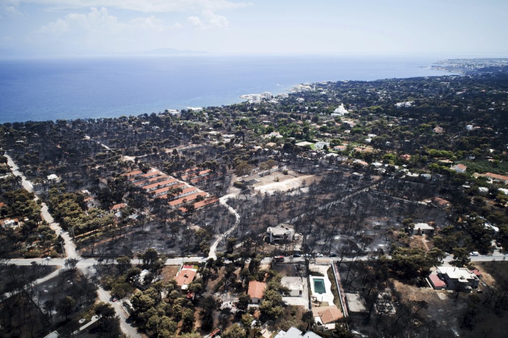 Μαρτυρία επιζώσας στο Μάτι: «Κολυμπούσαμε και μας χτυπούσαν κάτι ξύλα τα οποία μετά έμαθα ότι ήταν πτώματα»