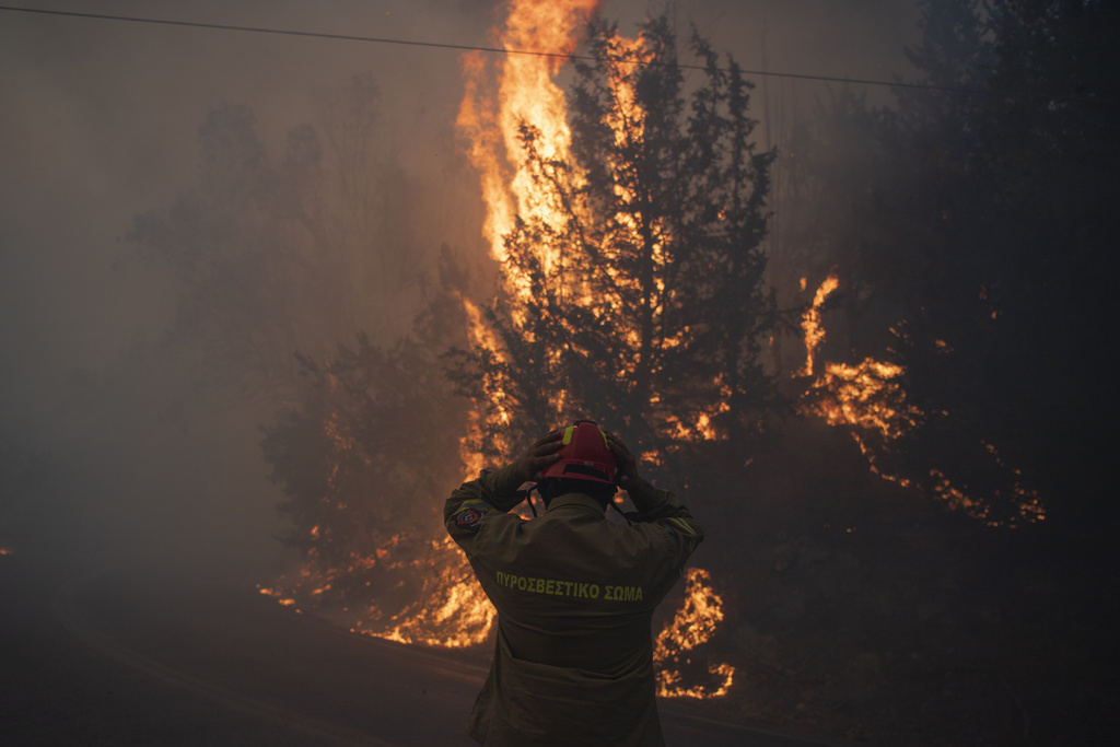 Δύσκολη νύχτα στην τεράστια φωτιά της Αττικής – Την αποτυχία της κυβέρνησης καλύπτουν ηρωικοί εθελοντές (Photos – Video)