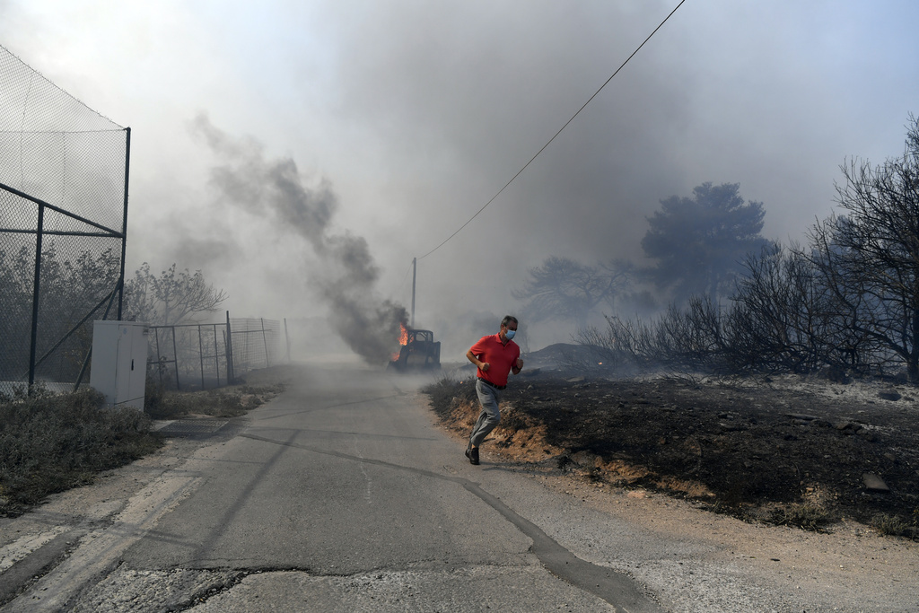 Σε μια στοίβα καλαμιές, ο Βασίλης Κικίλιας