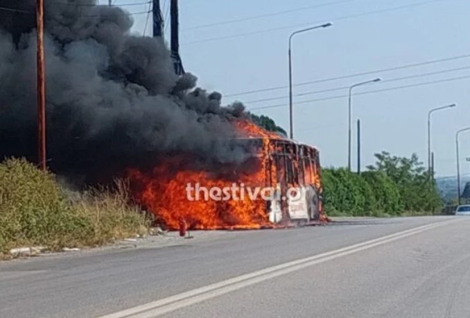 Θεσσαλονίκη: Λεωφορείο γεμάτο επιβάτες τυλίχτηκε στις φλόγες (Video)