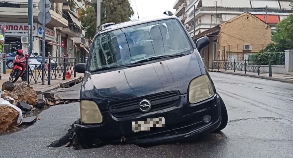 Καταιγίδα στην Αττική: Αυτοκίνητο έπεσε μέσα σε τρύπα στον δρόμο – Τραυματίστηκε ελαφρά ο οδηγός (Video)