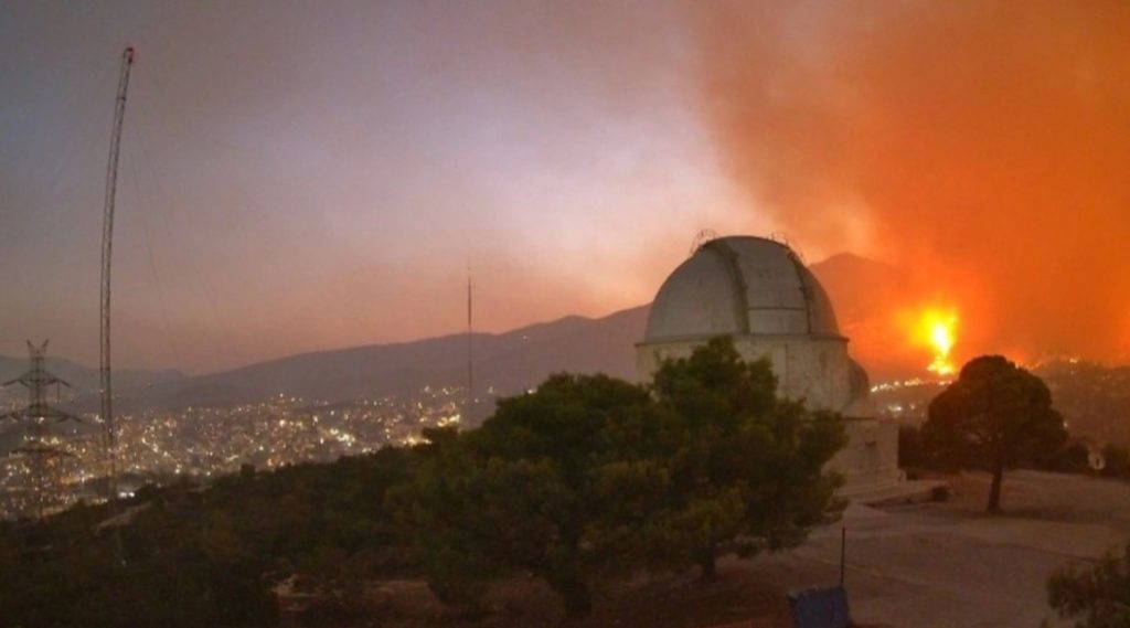 Ανεξέλεγκτο το πύρινο μέτωπο: Οι φλόγες πέρασαν στην Πεντέλη, εκκενώθηκε το Παίδων – Απανωτά μηνύματα του 112