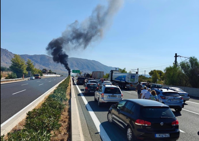 Φωτιά στην Αθηνών-Κορίνθου μετά από ανατροπή βυτιοφόρου – Κλειστά και τα δύο ρεύματα στο ύψος της Κινέτας (Photos-Video)