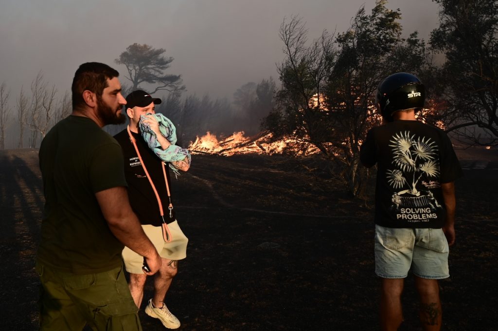 Φωτιά στον Βαρνάβα: Στο νοσοκομείο πέντε άτομα με αναπνευστικά προβλήματα