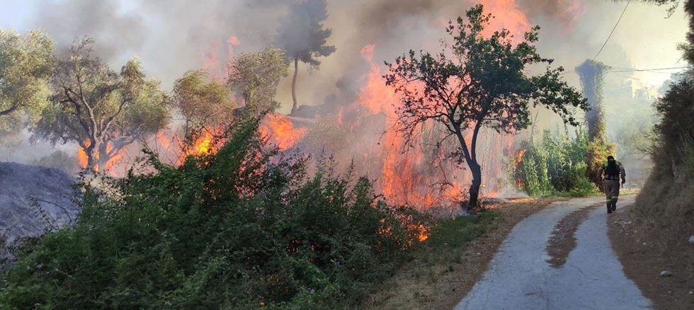 Φωτιά τώρα στο Ζεμενό Κορινθίας