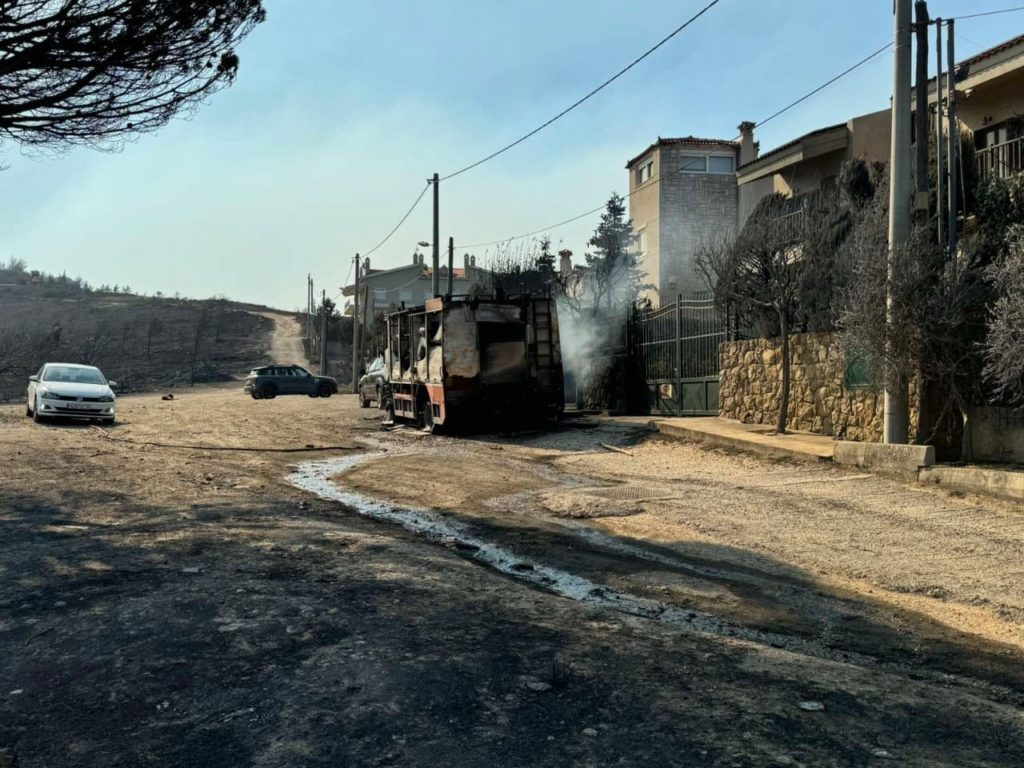 Πυροσβεστικό όχημα κάηκε στον Διόνυσο (Photos – Video)