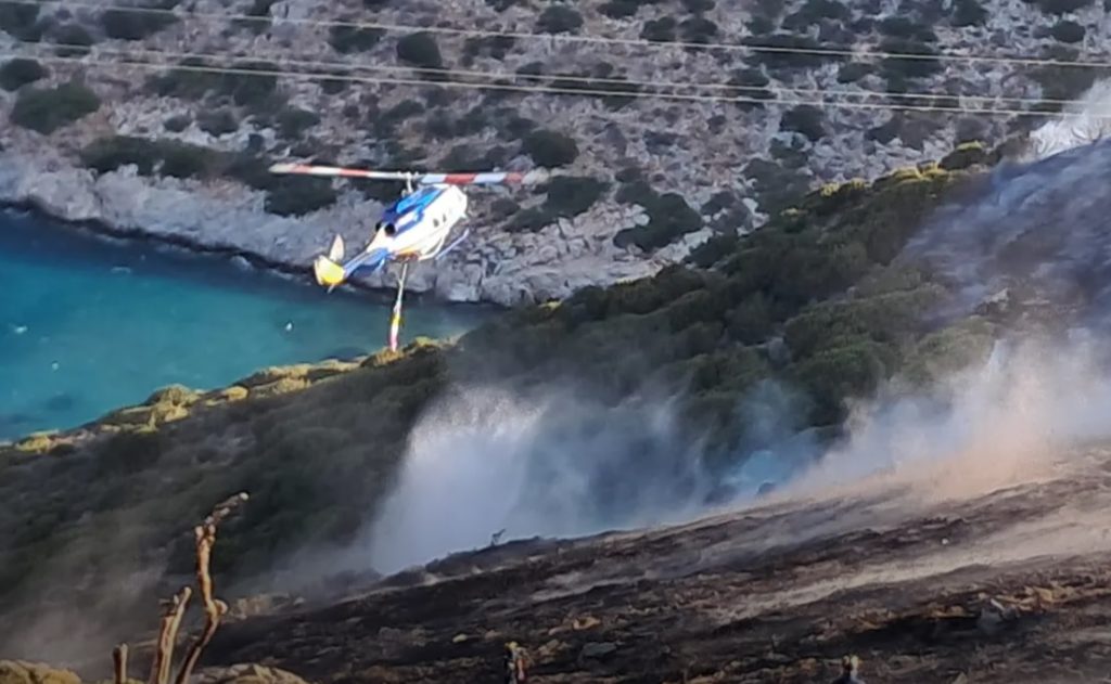 Φωτιές: Για δεύτερη μέρα καίγεται το Φαλακρό, καλύτερη εικόνα στους Φούρνους