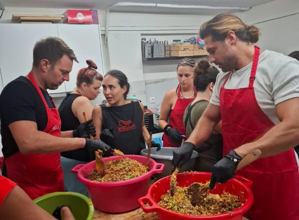 Ο Στέφανος Κασσελάκης κοντά στους εθελοντές της «Humanity Greece»