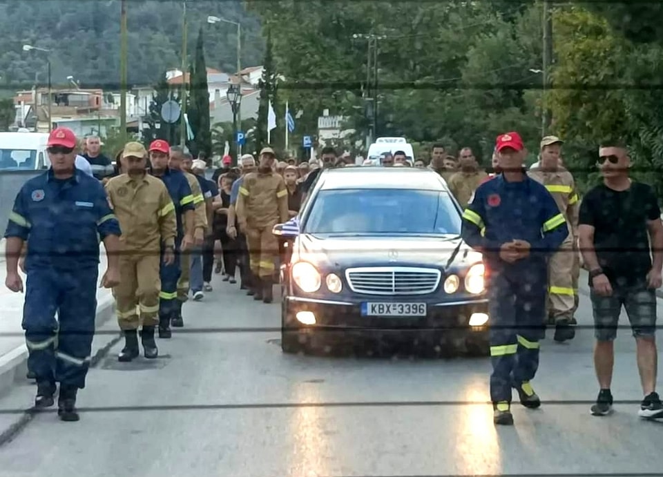 Θάσος: Οργή για τον θάνατο εποχικού πυροσβέστη – «34 ώρες εργασία με μόλις 2,5 ώρες ανάπαυση!»