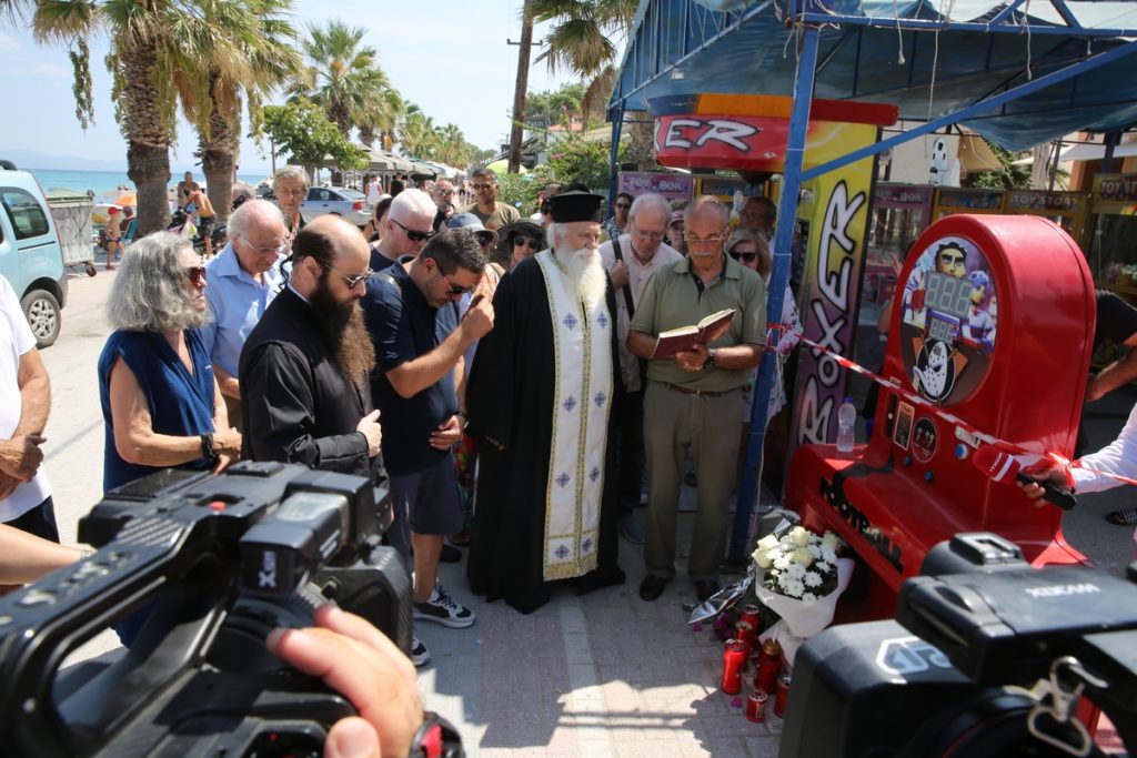 Χαλκιδική: Τρισάγιο στο μοιραίο λούνα παρκ εις μνήμην του 19χρονου – Βαρύτατες κατηγορίες από τον πατέρα (Video)