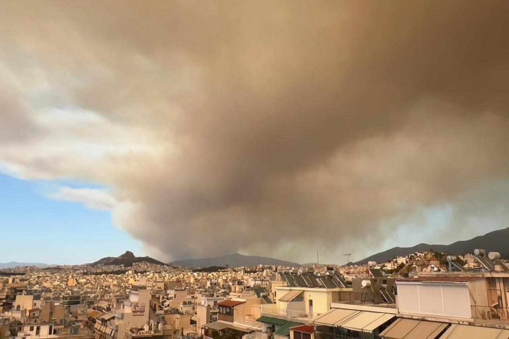 Οι καπνοί από από τη φωτιά στον Βαρνάβα «πνίγουν» την Αττική