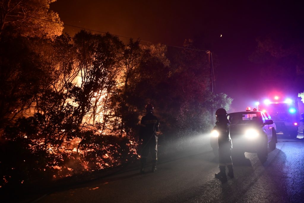 Νύχτα-κόλαση στην Αττική: Μάχη με τις φλόγες για να περιοριστεί η πυρκαγιά μέχρι να ξημερώσει