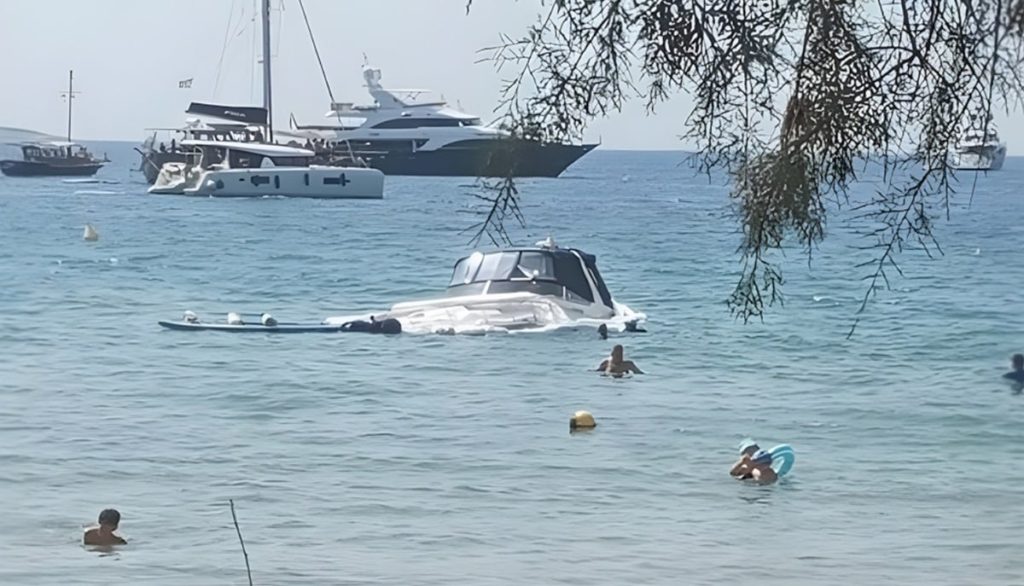 Σκάφος βυθίστηκε στη Βουλιαγμένη (Video)