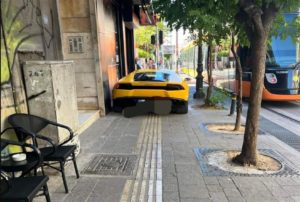 Ελλάδα 2.0: Lamborghini στον Πειραιά πάνω σε πεζοδρόμιο και διάδρομο τυφλών