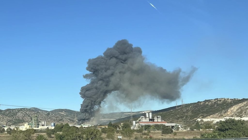 Βόλος: Φωτιά σε εργοστάσιο (Photos)