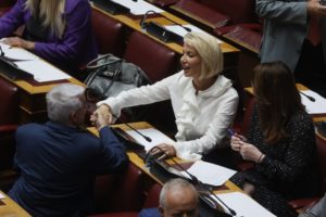 Αυστηροποίηση ποινών για την παραβατικότητα ανηλίκων θέλει η «γαλάζια» Μονογυιού &#8211; «Στη Μύκονο δεν έχει υπερτουρισμό» (Video)