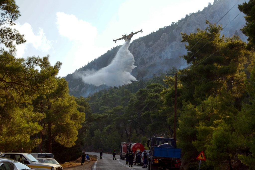 Ξυλόκαστρο: Σε πλήρη εξέλιξη η φωτιά σε πυκνό δάσος – Επιχειρούν εναέρια μέσα (Video)