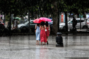 Καιρός: Καταιγίδες, κεραυνοί και ριπές ανέμου &#8211; Οι περιοχές που θα βρεθούν στο «κόκκινο» (LIVE)