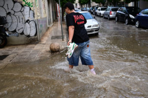 Κακοκαιρία Atena: Σάρωσε την Αθήνα &#8211; Ποτάμια δρόμοι και πεζοδρόμια μέσα σε λίγα λεπτά (Photos &#8211; Videos)