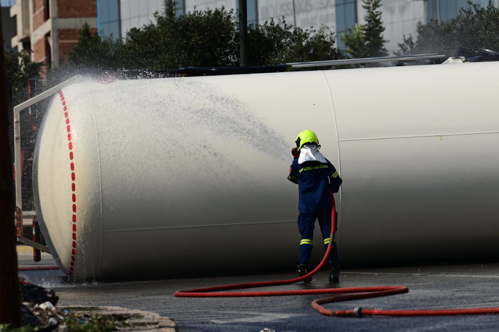 Ανατροπή βυτιοφόρου στο Σχιστό: Εκκενώνεται η δομή μετά τη διαρροή αερίου – Οι πρώτες εικόνες (Photos-Video)