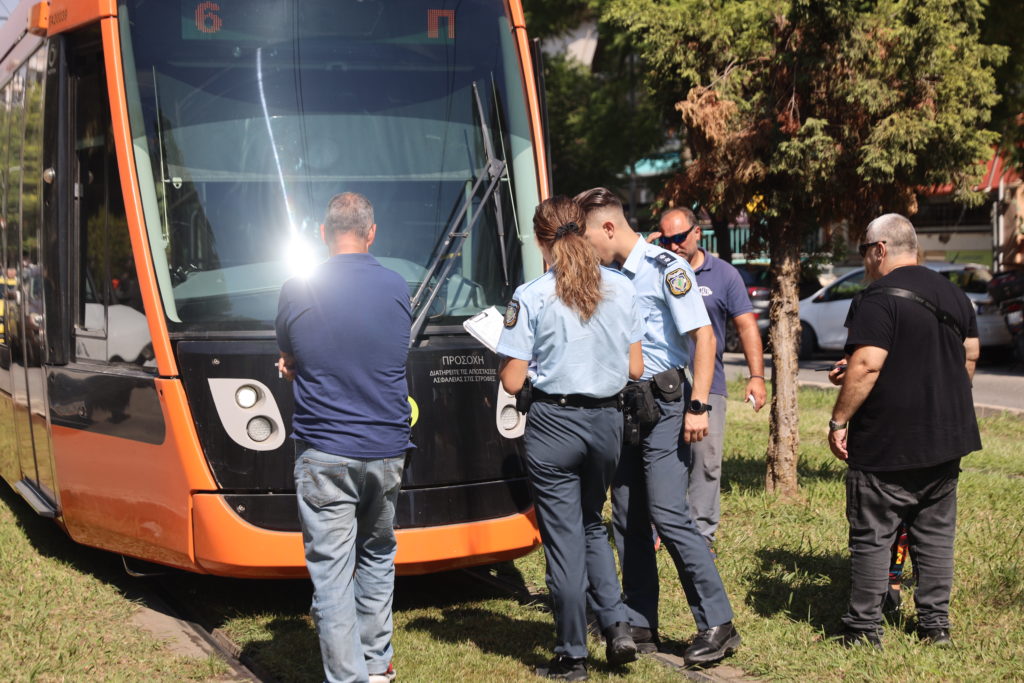 Συναγερμός στη Νέα Σμύρνη: Τραμ παρέσυρε 15χρονο με πατίνι (Photos)