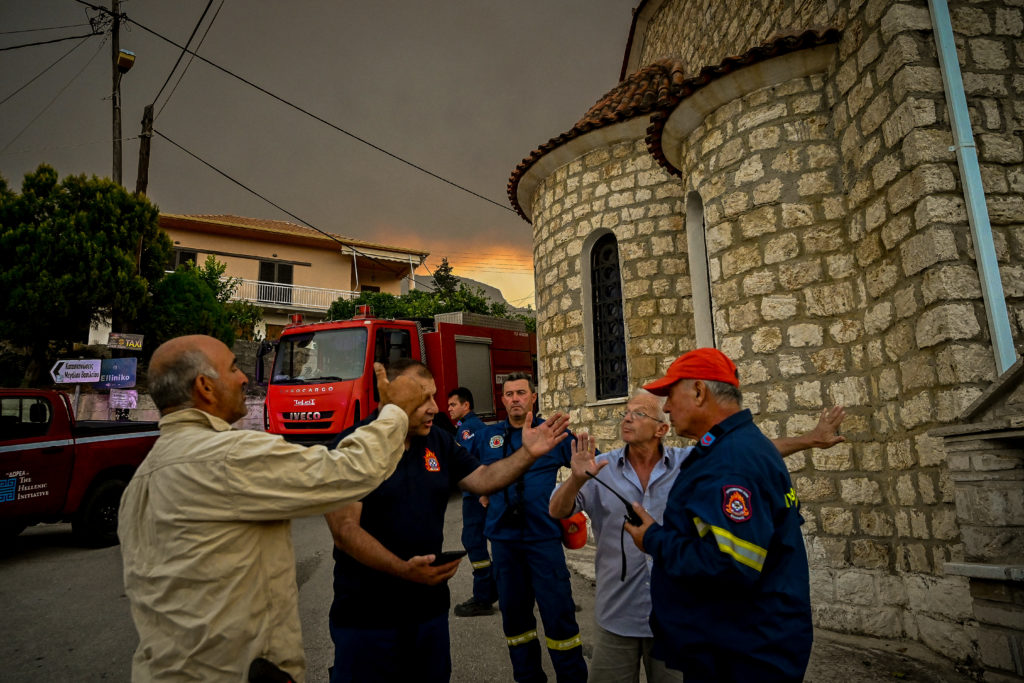 Πυροσβέστες: «Δεν φτάνουν τα χέρια για να σβήσουμε τις φωτιές» – 4.000 τα κενά στην Πυροσβεστική (Videos)