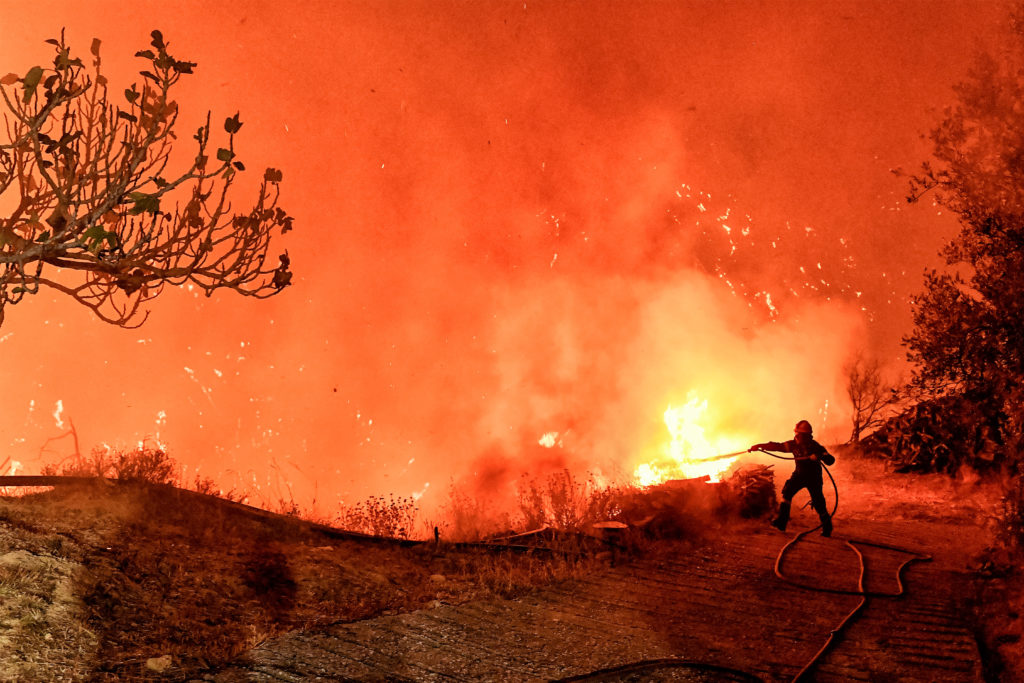 Ολονύχτια μάχη με τις φλόγες στο Ξυλόκαστρο: Στα Τρίκαλα Κορινθίας κατευθύνεται η φωτιά – Διακοπή κυκλοφορίας στην εθνική οδό (Videos)