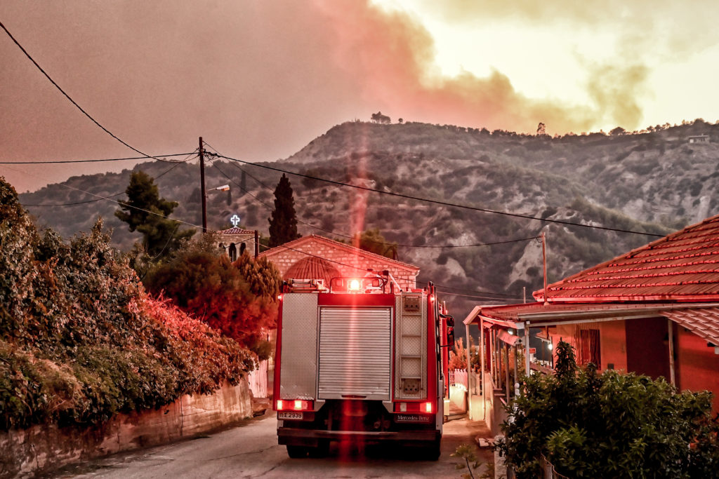 Φωτιά στην Κορινθία: Μάχη με τις αναζωπυρώσεις – Μπαράζ μηνυμάτων του 112