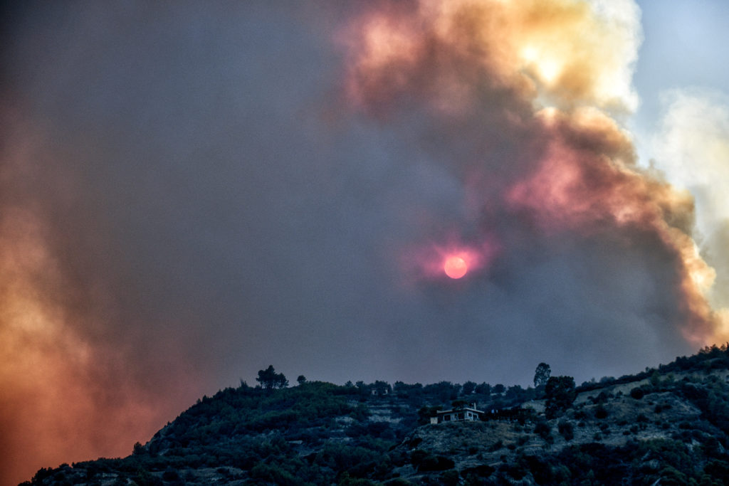 Φωτιά στο Ξυλόκαστρο: Νέο μήνυμα από 112 – «Απομακρυνθείτε προς Λυγιά»