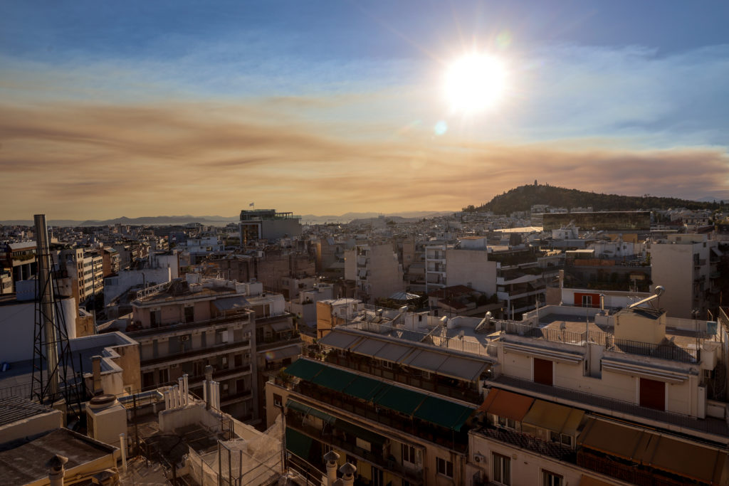 Φωτιά στο Ξυλόκαστρο: Ορατός από το κέντρο της Αθήνας ο καπνός – Η εικόνα του πύρινου μετώπου από ψηλά (Video)