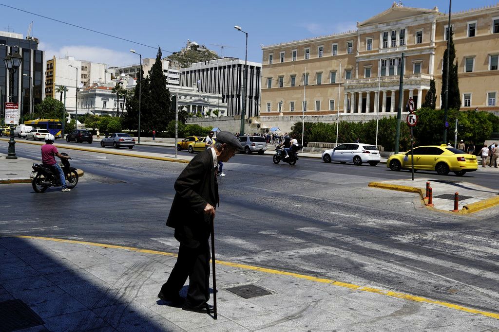 Guardian: Επιδημία πτώσεων στους «κακούς δρόμους» της Αθήνας – Διάσημα τα πεζοδρόμια της πρωτεύουσας