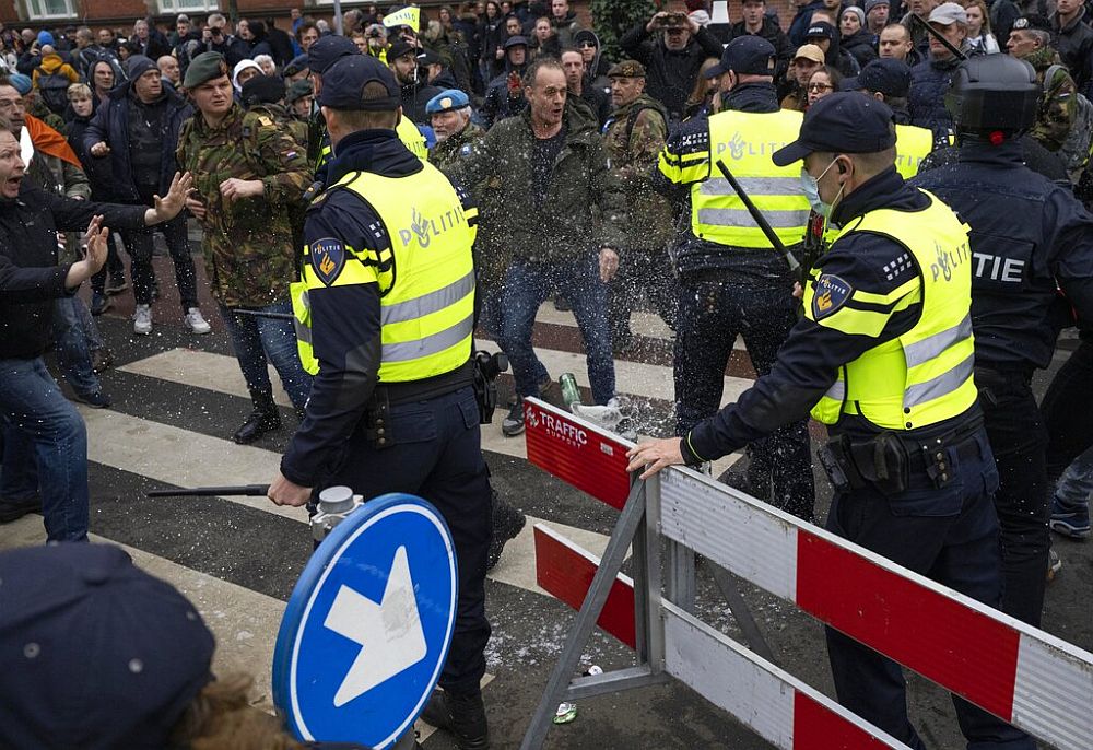 Ολλανδία: Εν μέσω απεργίας της αστυνομίας, ακτιβιστές για το κλίμα αποκλείουν κεντρικό αυτοκινητόδρομο