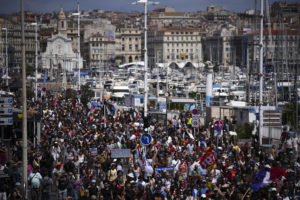 Γαλλία: Χιλιάδες άνθρωποι διαδήλωσαν κατά της βίας σε βάρος των γυναικών σε όλη τη χώρα