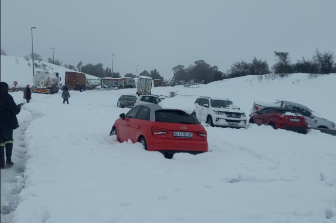 Νότια Αφρική: Πρωτοφανείς χιονοπτώσεις προκάλεσαν μεγάλα μποτιλιαρίσματα και μία νεκρή (Videos)