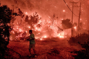 Πύρινος εφιάλτης στο Ξυλόκαστρο: Μπαράζ μηνυμάτων από το 112 &#8211; Εκκενώνονται άλλες 4 περιοχές