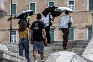 Καιρός: Πέφτει η θερμοκρασία &#8211; Πού αναμένονται βροχές το Σαββατοκύριακο