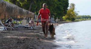 Καμένα Βούρκα: Σκύλος ναυαγοσώστης έσωσε από πνιγμό έναν ηλικιωμένο (Βίντεο)