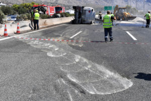 Βυτιοφόρο έπεσε πάνω σε όχημα της Αττικής Οδού