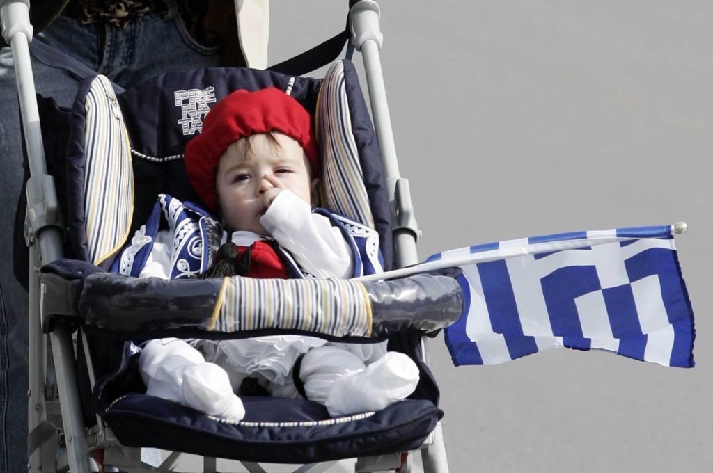 Αφιέρωμα της ΤΑΖ στη δημογραφική κρίση της Ελλάδας: «Δε διαφαίνεται ανάκαμψη»