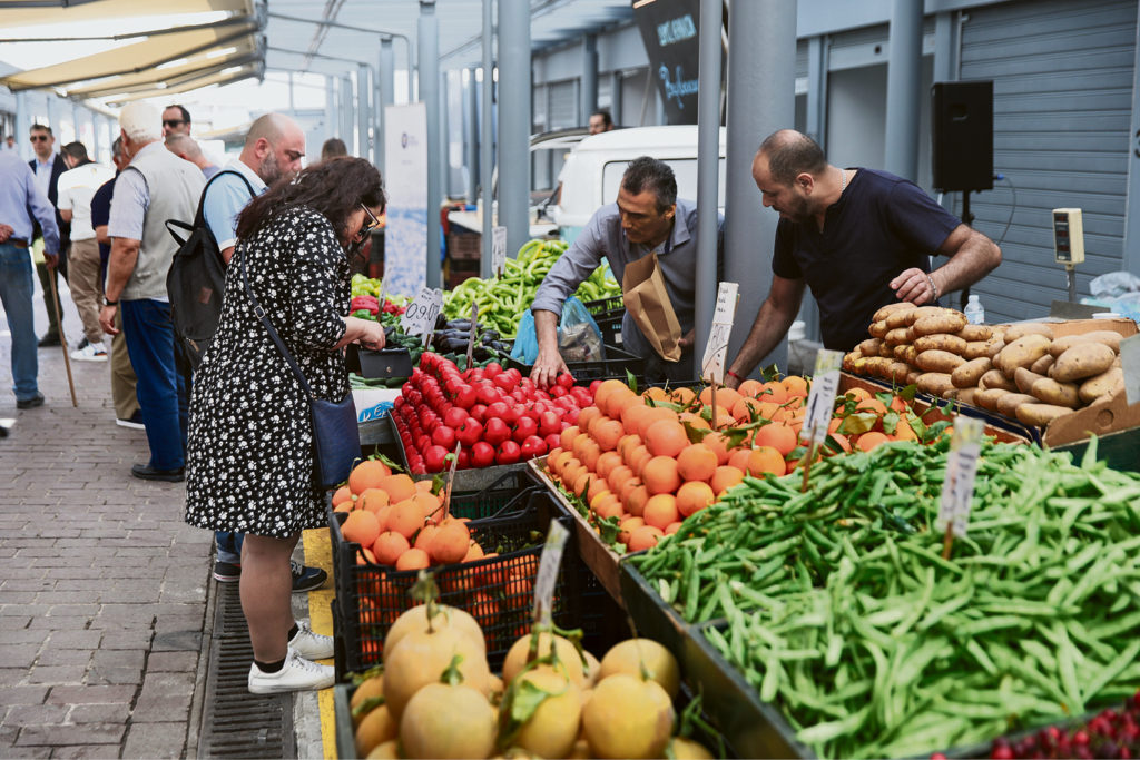 Μόλις το 17% των Ελλήνων βλέπει… σταθερότητα – Εκθέσεις και έρευνες καταγράφουν το ρεκόρ απαισιοδοξίας