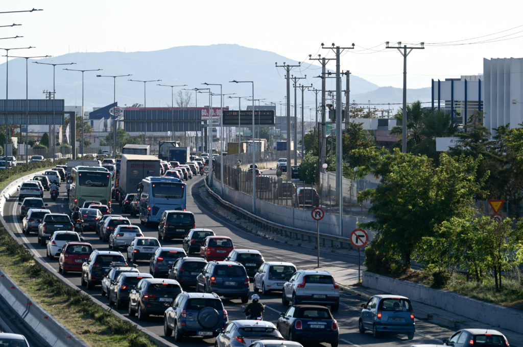 Ουρές χιλιομέτρων στην Κηφισίας μετά από καραμπόλα στο ρεύμα ανόδου