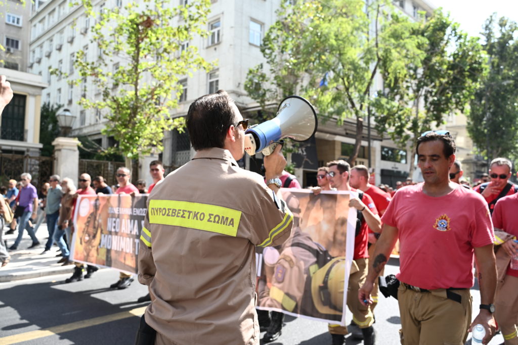 Στους δρόμους της Αθήνας κατεβαίνουν οι πυροσβέστες – Ζητούν να καλυφθούν τα 4.000 οργανικά κενά